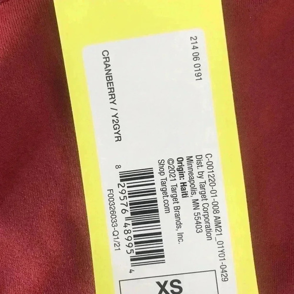 New! All in Motion-Mid-Rise Cranberry Red Capri Workout Leggings - Size XS - Picture 4 of 5